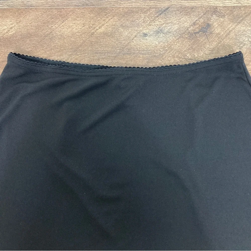 Express Black Skirt w/ Red Flowers Size M - Picture 7 of 8